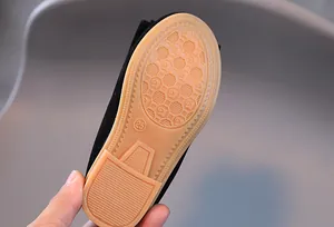Détail de la semelle antidérapante en caoutchouc avec marquage de taille 25 pour chaussures fille