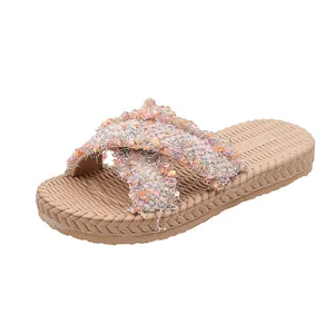 Sandali estivi piatti da donna con cinturini intrecciati rosa e suole con texture