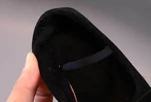 Vue détaillée de la doublure en daim noir doux et de la sangle élastique pour enfants