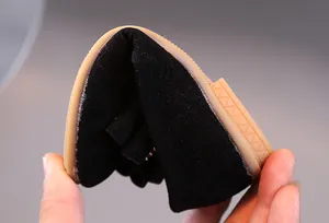 Détail des chaussures souples en daim noir pour fille avec semelles en caoutchouc