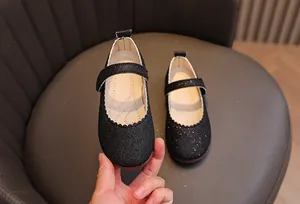 Détail de babies noires pailletées avec bords festonnés et doublure en cuir respirant
