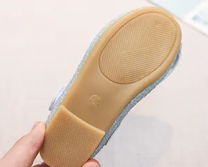 Dettaglio scarpa da principessa argento per bambina con suola in gomma antiscivolo