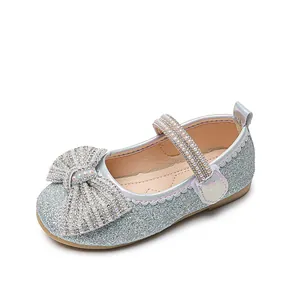 Dettaglio di ballerine argento da bambina con fiocco di strass e finitura scintillante