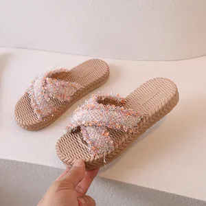 Sandali estivi da donna con cinturini in tessuto beige sfilacciato e suola strutturata
