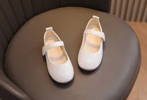 Détail de chaussures Mary Jane blanches à paillettes pour filles avec bord festonné