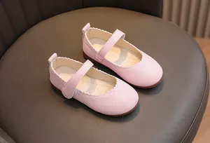 Chaussures Mary Jane roses pailletées pour filles avec bords festonnés et velcro
