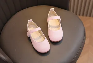 Détail de chaussures Mary Jane roses scintillantes avec bords festonnés pour fillettes