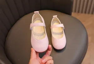 Détail de ballerines Mary Jane à paillettes roses avec bordure ondulée et velcro enfant