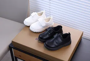 Détail de chaussures en cuir pour garçons avec scratch et doublure chaude d'hiver