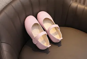 Détail de chaussures Mary Jane roses à paillettes avec bords ondulés et semelle cœur