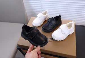Détail de chaussures en cuir pour garçons avec doublure en fourrure blanche et bride velcro