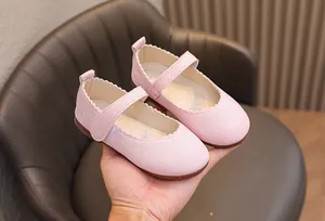 Détail de chaussures Mary Jane à paillettes roses avec bord festonné pour fillettes
