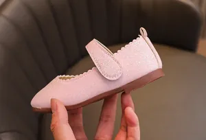 Vue détaillée de chaussures Mary Jane à paillettes roses avec bordure ondulée