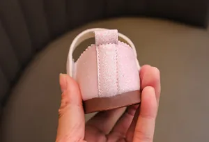 Détail des chaussures princesse pour filles avec paillettes roses et talon renforcé