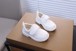 Détail de chaussures en cuir blanc pour garçons avec doublure chaude et fermeture velcro
