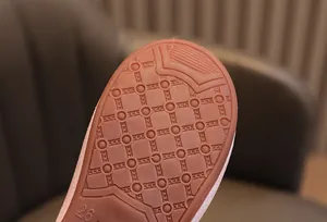 Vue macro détaillée de la semelle en caoutchouc antidérapante pour chaussures de fille