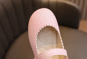 Détail de chaussures princesse roses à paillettes avec semelle intérieure cœur