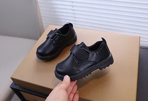 Détail de chaussures de cérémonie noires pour garçons avec scratch et semelle antidérapante