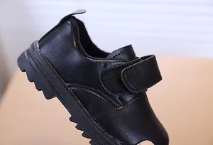 Détail de chaussures en cuir pour garçons avec velcro et doublure en peluche chaude
