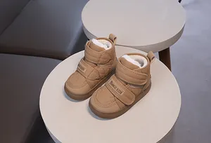 Détail de bottes de neige kaki pour enfants avec doublure polaire et sangle à velcro