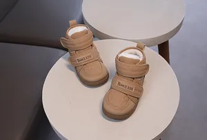 Vue détaillée de bottes de neige kaki pour enfants avec doublure peluche et double velcro