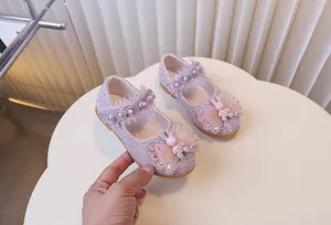 Détail de Mary Jane rose pailletée avec ailes de papillon en dentelle et ornement lapin