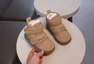 Détail de bottes d'hiver pour enfants avec doublure pelucheuse et similicuir matelassé