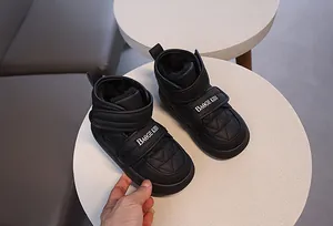 Gros plan de bottes de neige matelassées pour enfants avec doublure en peluche et velcro