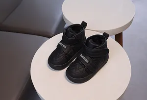 Détail de bottes d'hiver imperméables pour enfants avec cuir matelassé et doublure chaude