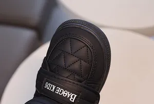Détail de botte de neige pour garçon imperméable avec texture matelassée et bout renforcé