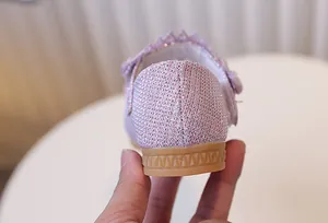 Détail de chaussures de princesse roses à paillettes avec semelle en caoutchouc souple