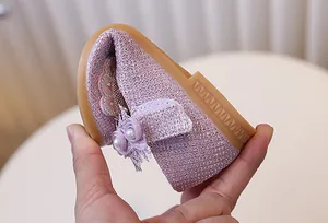 Détail montrant la semelle souple ultra-flexible de la chaussure princesse rose à paillettes