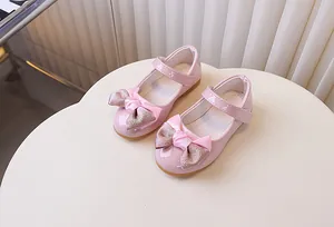 Bovenaanzicht van roze Mary Janes voor meisjes met glitterstrik en klittenband
