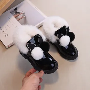 Stivali da neve per bambina in pelle verniciata nera con orecchie di coniglio e pelo