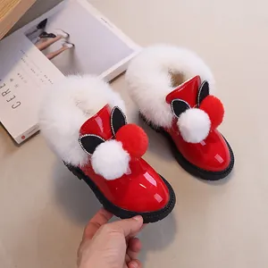 Stivali da neve rossi per bambine in pelle verniciata con pelliccia bianca e pompon
