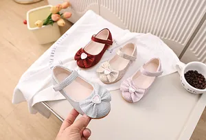 Detail von Glitzer-Mary-Jane-Schuhen mit Paillettenstoff und Herz-Strass-Schleifen