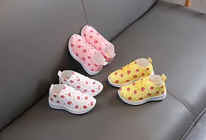Détails des chaussures pour tout-petits roses, jaunes et blanches à motifs fraises