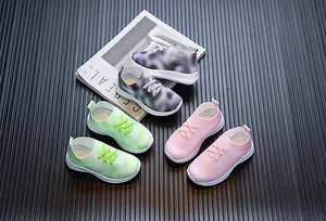 Baskets en maille respirante pour filles en gris, vert et rose sur surface texturée