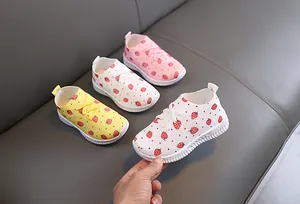 Détail des baskets en tricot pour enfants avec motifs fraises et semelles ondulées