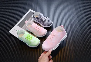 Détail de baskets légères en maille pour filles avec dégradés de couleurs variés