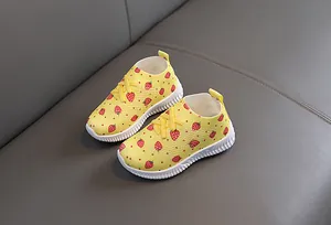 Gros plan de baskets respirantes pour filles avec imprimé fraise et semelles antidérapantes