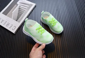 Détail de la maille respirante et du dégradé vert sur les baskets décontractées pour filles