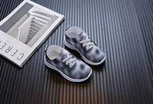 Vue de dessus de baskets en maille respirante grise pour filles avec semelles blanches