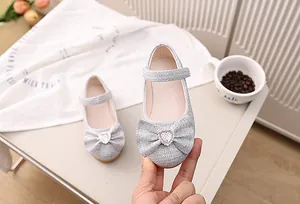 Details von silbernen Glitzer-Ballerinas mit Schleife und Herz-Edelstein für Mädchen