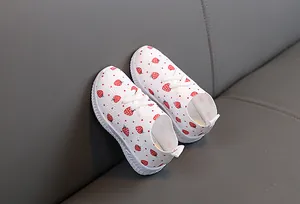 Détail de l'imprimé fraise sur chaussures blanches respirantes avec semelles antidérapantes