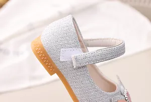 Detail von Glitzer-Prinzessinenschuhen für Mädchen mit Herz-Strass und Klettverschluss