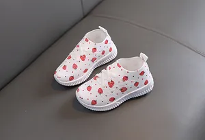 Détail de chaussures en maille pour enfants avec imprimé fraise et semelle antidérapante