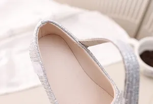 Makrodetail silberner Glitzer Mädchen Prinzessin Schuhe mit weichem Innenfutter und Naht