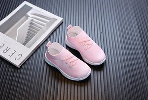Gros plan de baskets roses respirantes pour filles avec semelles blanches antidérapantes