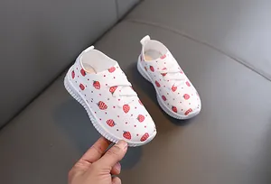Détails de baskets blanches pour filles avec motif fraise et semelle en caoutchouc souple